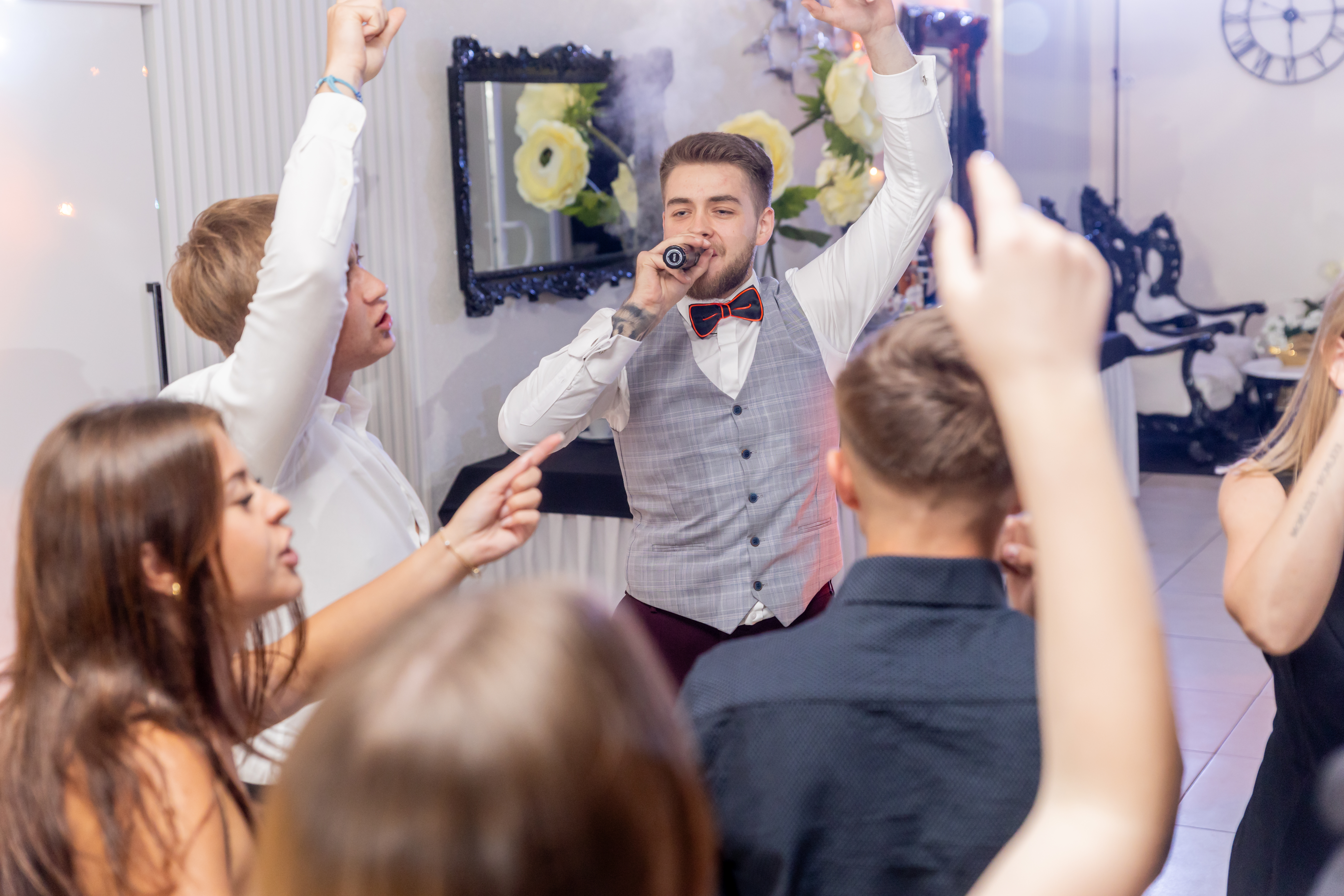 Dj Szepler prowadzący zabawy na parkiecie